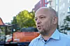 Trygve Slagsvold Vedum snakker utendørs under en pressekonferanse i Oslo.