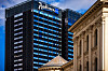 Radisson Blu Scandinavia Hotel i Oslo bak en utsmykket historisk bygning mot blå himmel.