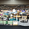 Fargerik messehall med sentral stand merket «INNOVATION» og utstilte produkter.