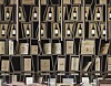 Flasker og innrammede utmerkelser står tett i et butikkdisplay.