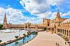 Plaza de España i Sevilla med kanaler, broer og storslått arkitektur.