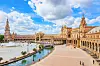Plaza de España i Sevilla med kanaler, broer og storslått arkitektur.